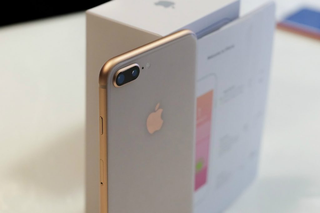 Apple offers free repair of iPhone 8.
